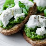 Kanapka z białym serem i zielonym pesto