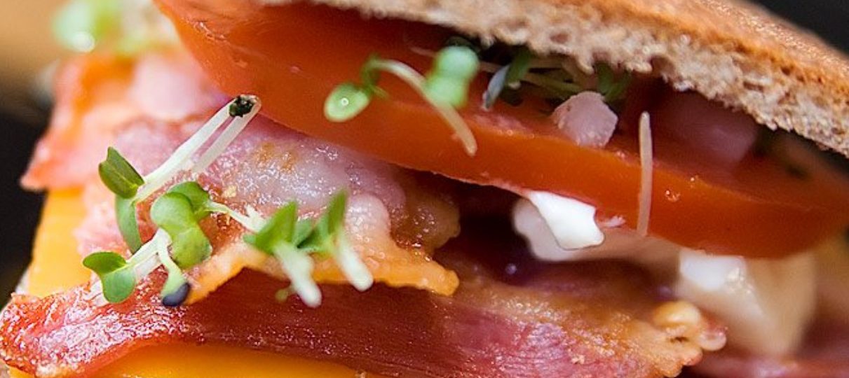 Kanapka z boczkiem i pomidorem