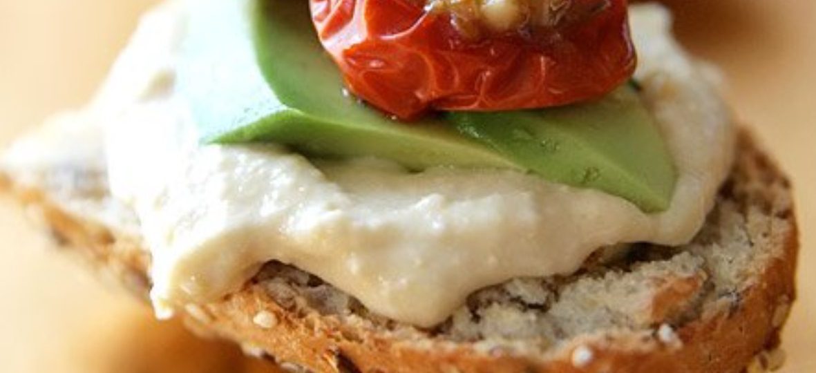 Kanapka z hummusem i awokado