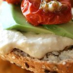 Kanapka z hummusem i awokado