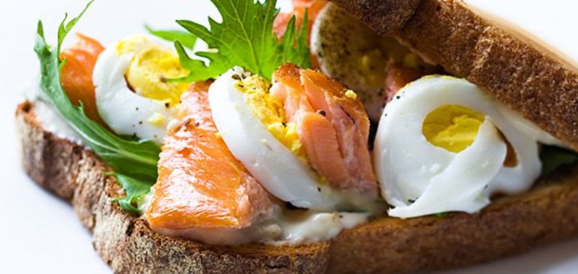 Kanapka z łososiem wędzonym