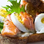 Kanapka z łososiem wędzonym