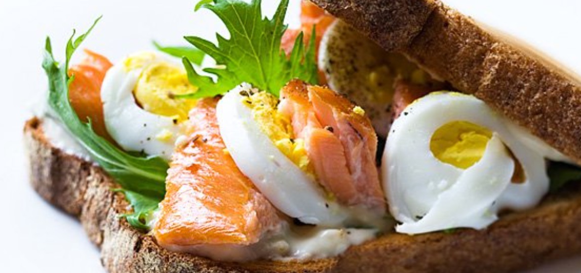 Kanapka z wędzonym łososiem