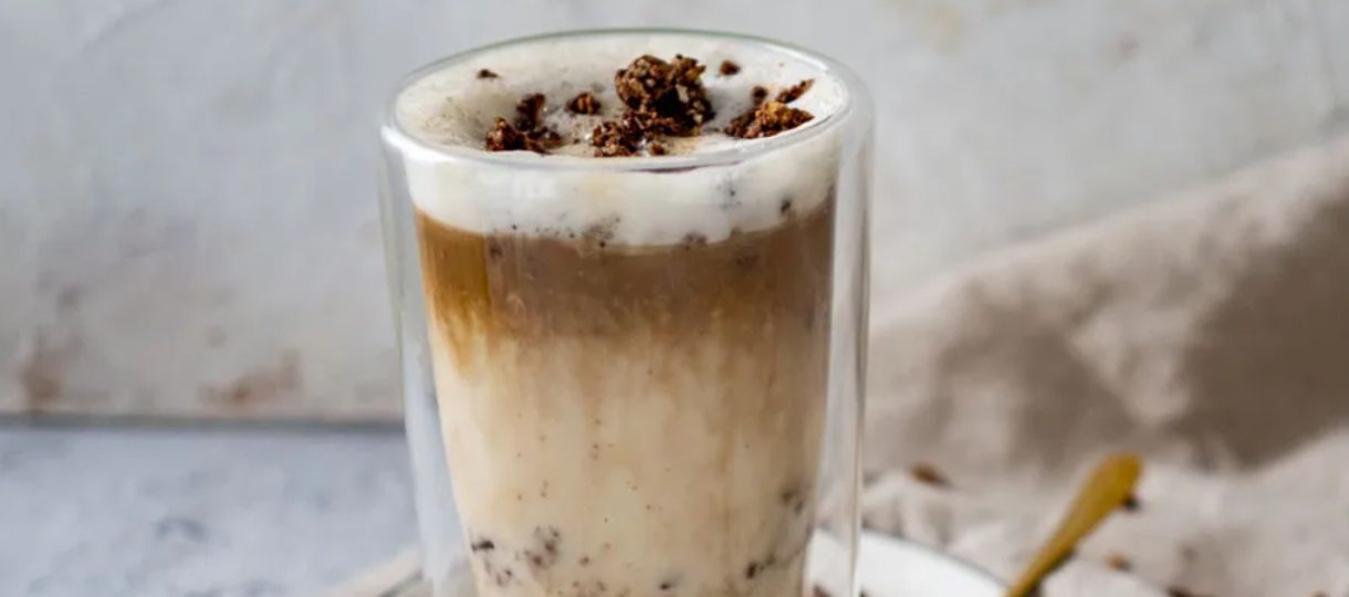 Latte z granolą orzechową