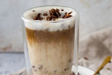 Latte z granolą orzechową