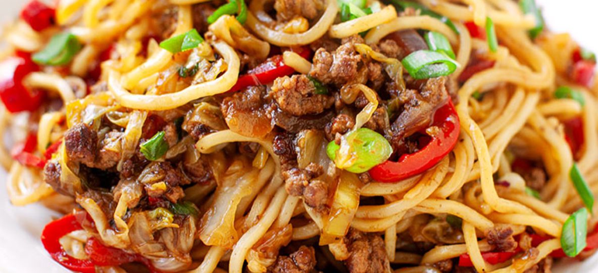 Makaron azjatycki z wołowiną na ostro