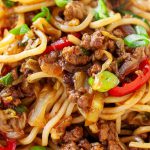 Makaron azjatycki z wołowiną na ostro