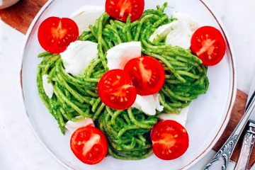Makaron z pesto z rukoli i pomidorkami 