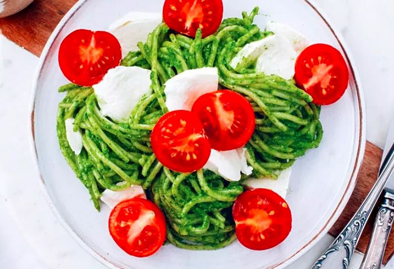 Makaron z pesto z rukoli i pomidorkami 