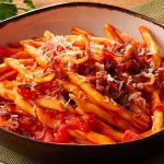 Makaron z sosem amatriciana i guanciale 