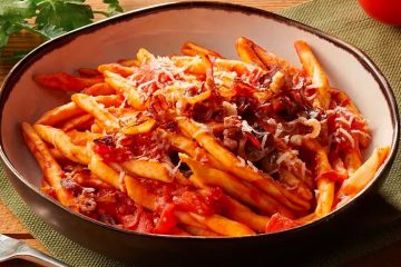 Makaron z sosem amatriciana i guanciale 