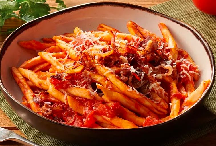 Makaron z sosem amatriciana i guanciale 