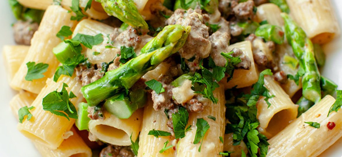 Makaron ze szparagami i wołowiną