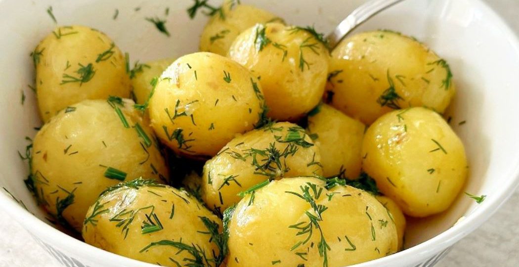 Młode ziemniaki z kefirem i koperkiem 