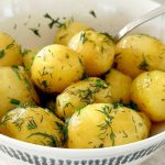 Młode ziemniaki z kefirem i koperkiem 