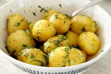 Młode ziemniaki z kefirem i koperkiem 