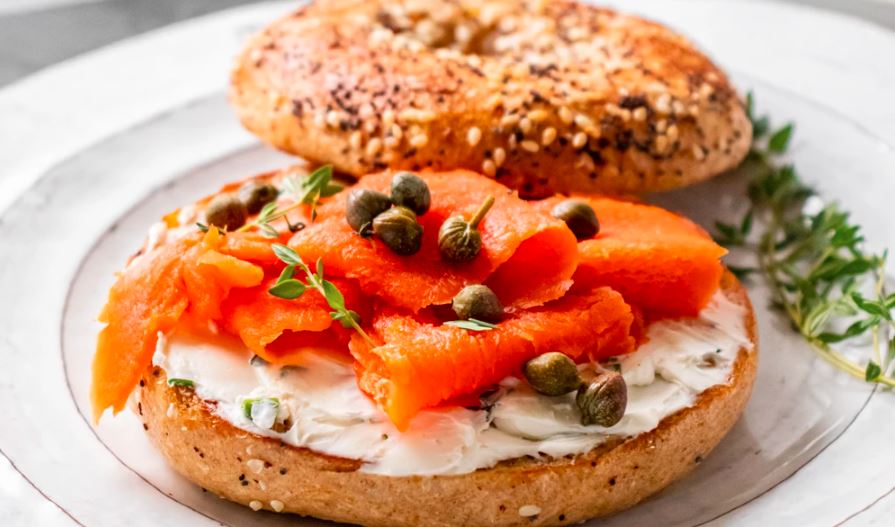 Nowojorskie bajgle z łososiem 