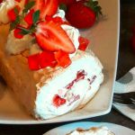 Rolada bezowa z galaretką truskawkową 
