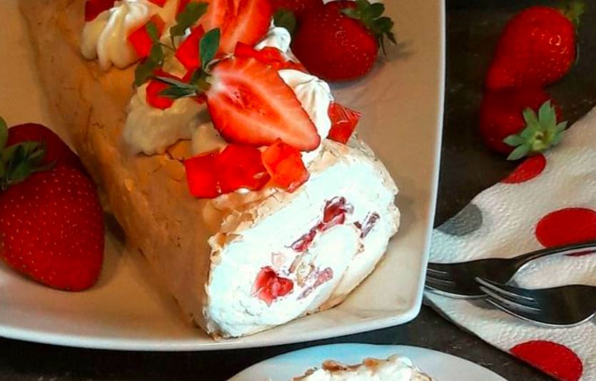 Rolada bezowa z galaretką truskawkową 