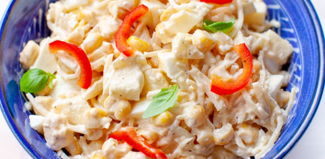 Sałatka jajeczna z chrzanem i kukurydzą