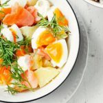 Sałatka ziemniaczana z wędzonym łososiem