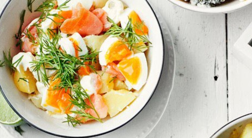Sałatka ziemniaczana z wędzonym łososiem
