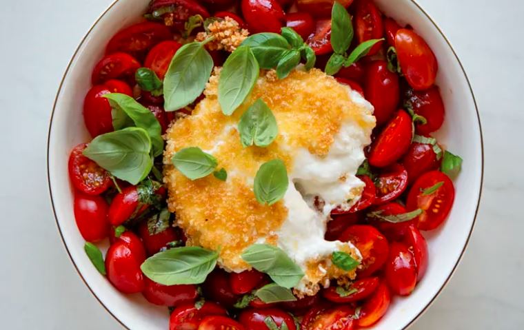 Smażona burrata z pomidorkami 