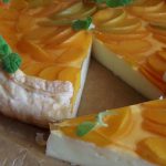 Tarta z ciasta francuskiego z brzoskwiniami 
