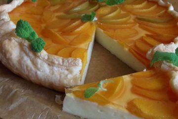 Tarta z ciasta francuskiego z brzoskwiniami 