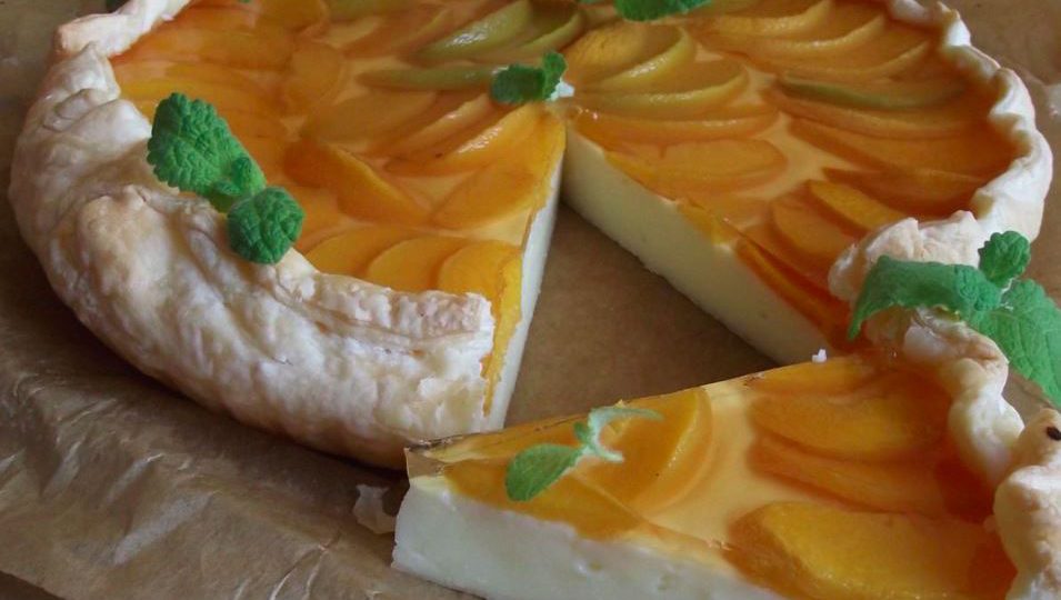 Tarta z ciasta francuskiego z brzoskwiniami 