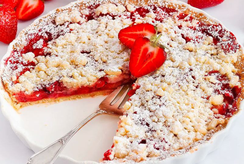 Tarta z truskawkami i kruszonką 