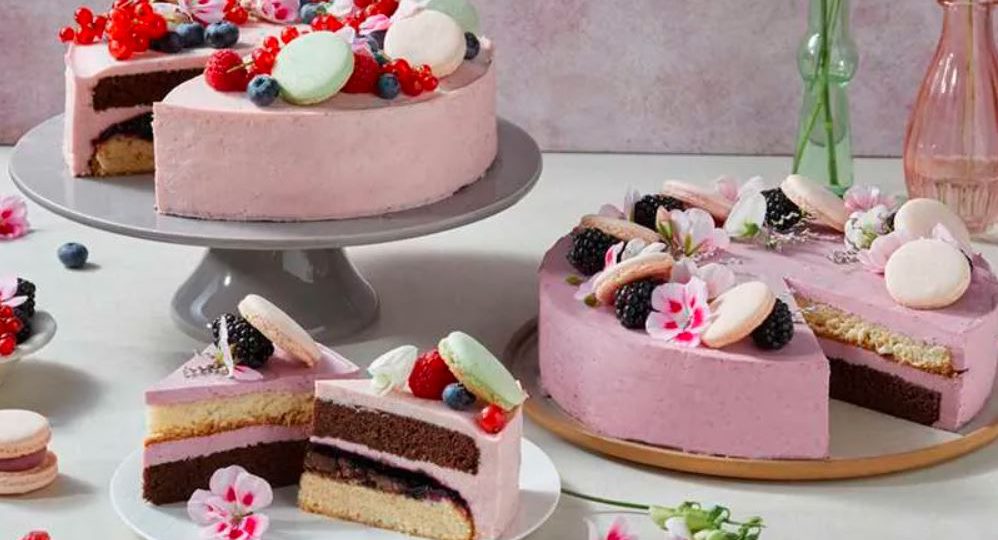 Tort jeżynowy z czerwoną porzeczką 