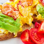 Tosty z jajecznicą i boczkiem