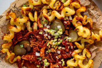 Zakręcone frytki z szarpaną wieprzowiną i sosem musztardowo-miodowym 