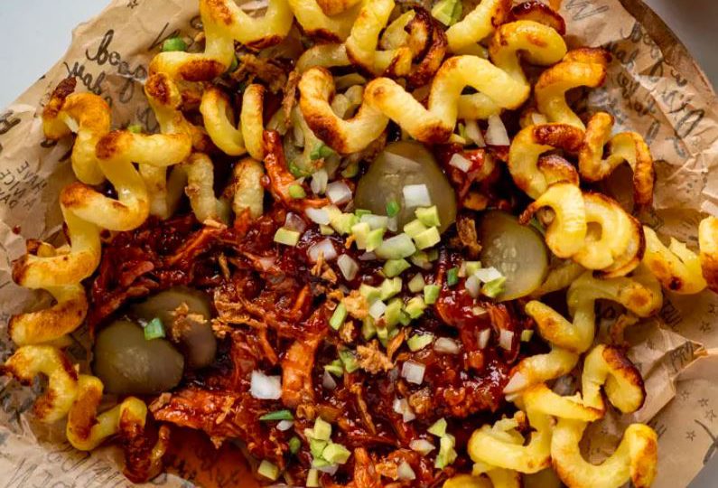 Zakręcone frytki z szarpaną wieprzowiną i sosem musztardowo-miodowym 