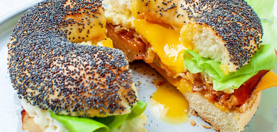 Bajgiel z boczkiem i jajkiem sadzonym