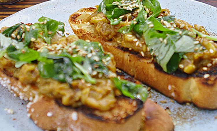 Chałka z grilla z pieczonym bakłażanem 