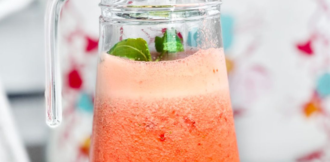 Chłodzący napój z truskawkami