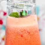 Chłodzący napój z truskawkami