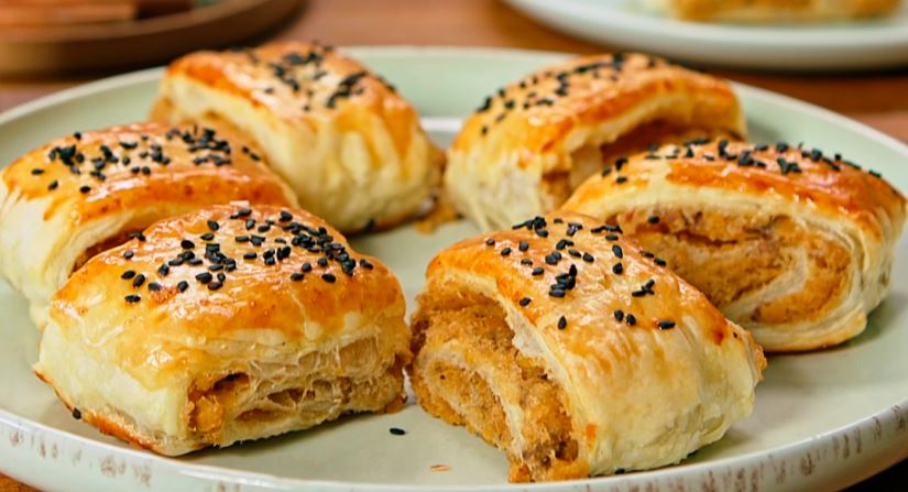 Paszteciki z soczewicą z barszczem czerwonym 