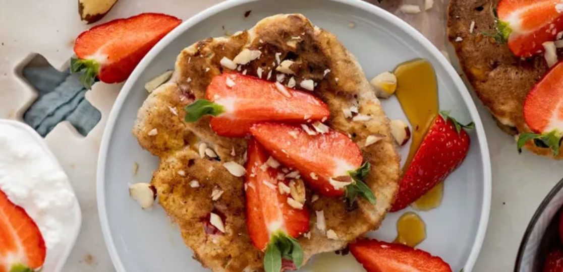 Placuszki z serka wiejskiego z truskawkami