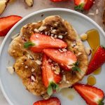 Placuszki z serka wiejskiego z truskawkami