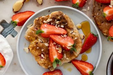 Placuszki z serka wiejskiego z truskawkami