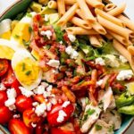 Sałatka cobb z makaronem proteinowym 
