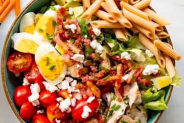 Sałatka cobb z makaronem proteinowym 