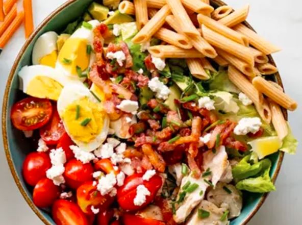 Sałatka cobb z makaronem proteinowym 