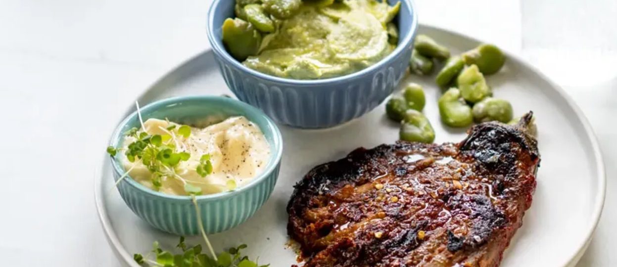 Stek z bakłażana BBQ z hummusem z bobem