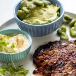 Stek z bakłażana BBQ z hummusem z bobem