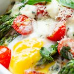 Szparagi zapiekane z jajkiem