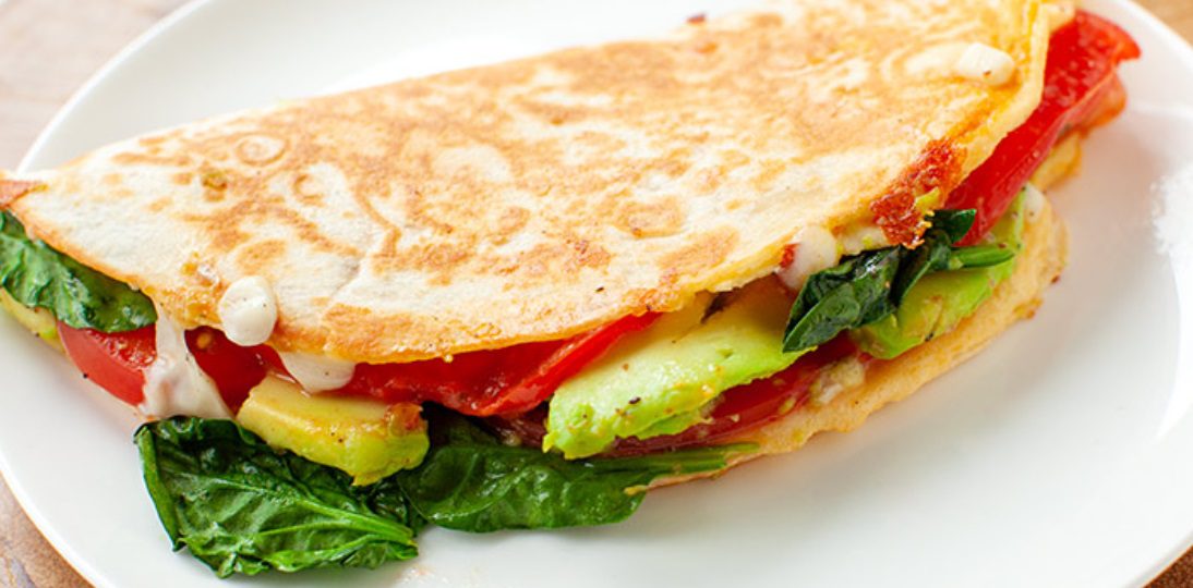 Tortilla z omletem, pomidorem i awokado